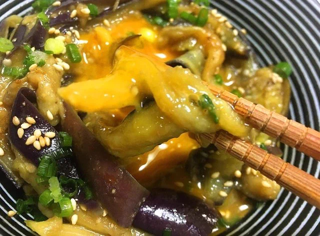 ごはんもお酒も進む！簡単に作れる「茄子ユッケ」がすごく美味しそう！
