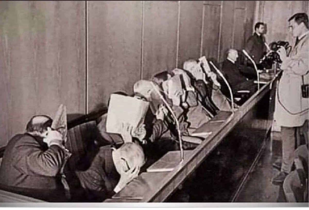 Yüzlerini kapatanlar kimler, biliyor musunuz arkadaşlar? Hemen söyleyeyim; Hitler dönemindeki hakim ve savcılar!!😏😏