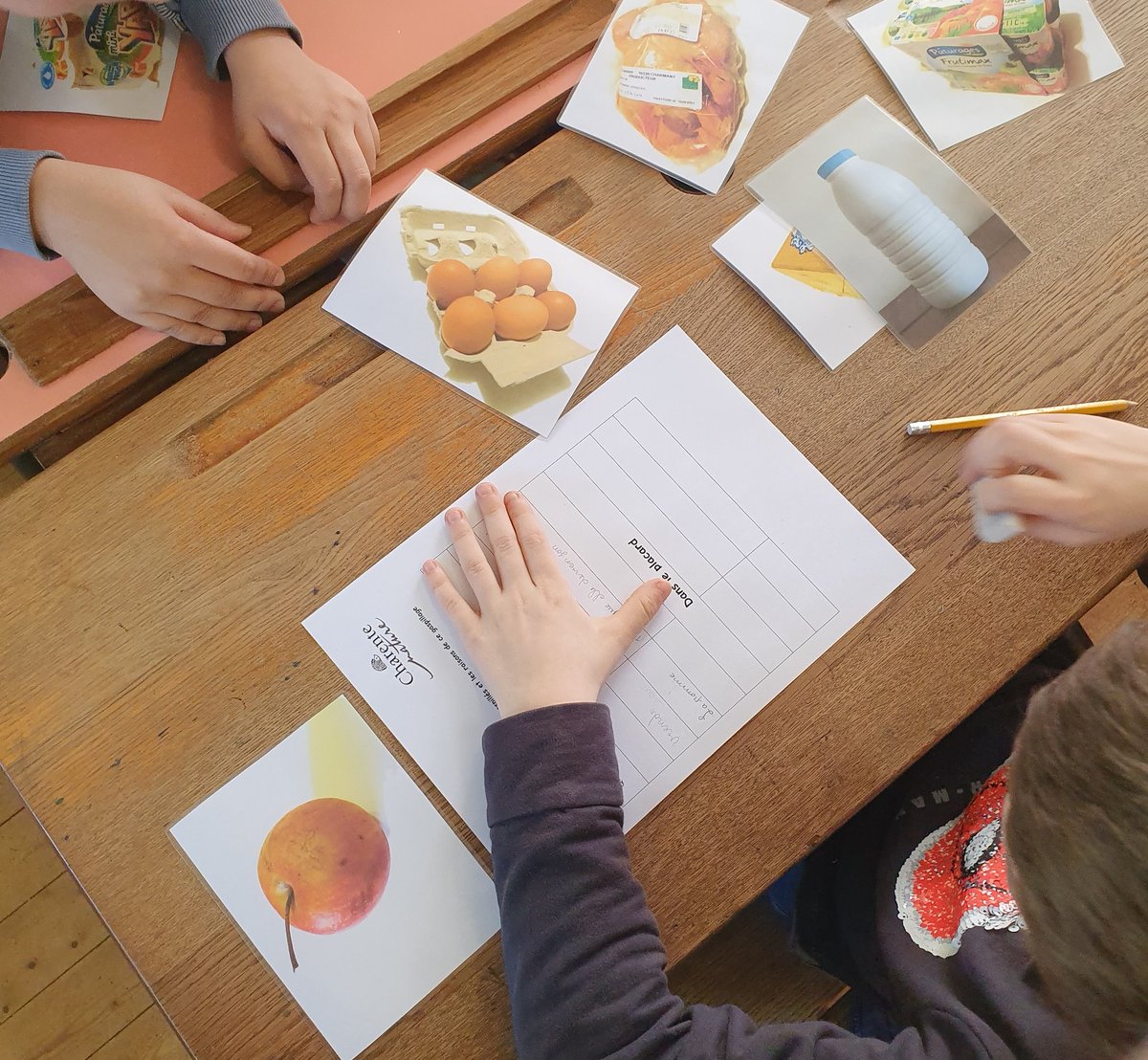 Manot_cm's tweet photo. Intervention du G.A.G (Groupe Anti Gaspillage) dans notre classe avec #charentenature #calitom #gaspillagealimentaire #sciences #cm #manot https://t.co/To0qUpUWjW