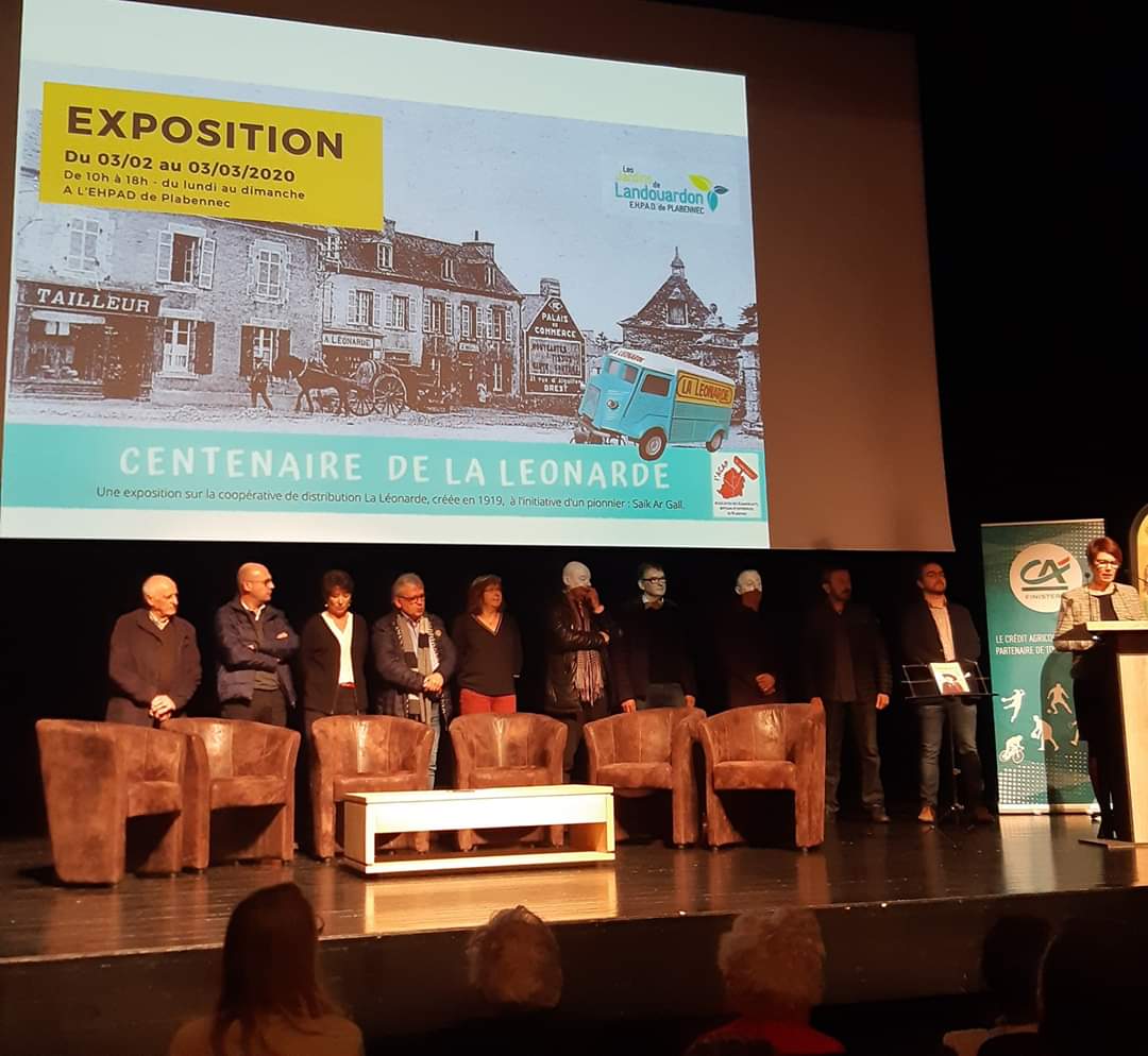 La Caisse de Plabennec partenaire des 100 ans de La Léonarde ! Souvenirs Souvenirs 😊🚛 <a href="/FBergot/">Florence bergot</a> <a href="/tlfdemil/">Thierry Le Floch</a> <a href="/DD_29_Quimper/">DD29</a> <a href="/WeAreArkea/">WAA|Actus</a> #emojibzh Merci à Bertrand pour son implication 😘