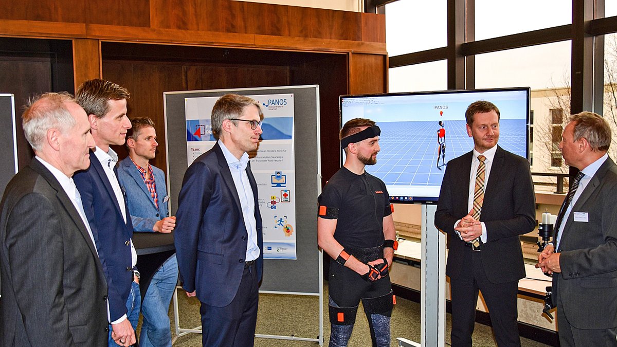 Prof. Dr. Thomas Milani, Inhaber der Professur Bewegungswissenschaft an der TU Chemnitz (r.), erläutert dem sächsischen Ministerpräsidenten Michael Kretschmer (2. v. r.) ein System, mit dem sich veränderte Motorik präzise erfassen und auswerten lässt. Auch im Bild (v. l.): Dr. med. Peter Themann, Dr. med. Martin Wolz, Tobias Heß, Wissenschaftlicher Mitarbeiter an der Professur Bewegungswissenschaft der TU Chemnitz, D