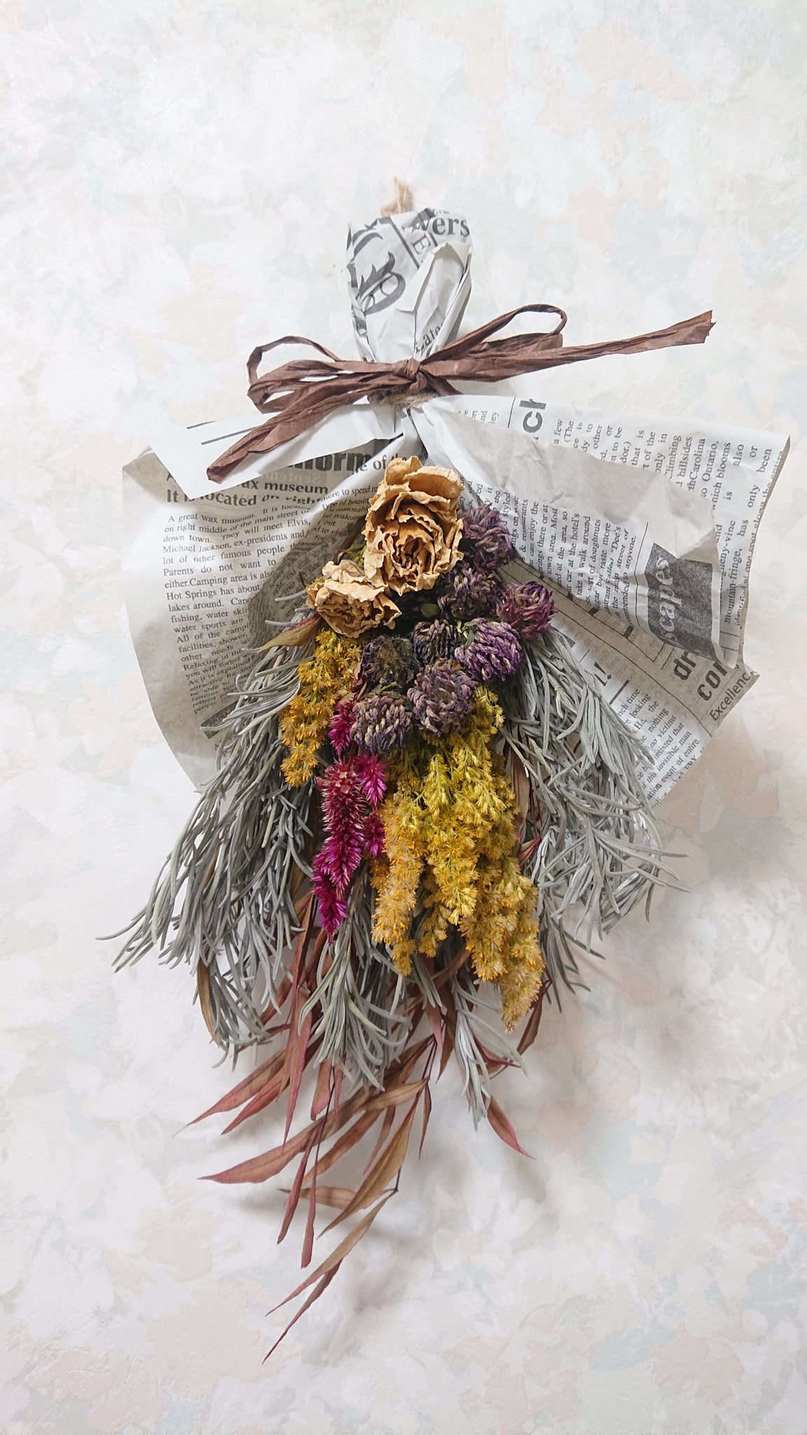 マー姉 あこがれの英字新聞 で包んでみた 玄関に飾るときは 赤系の素材を入れるか 赤いリボンをつけるといいらしい ホントのこと言うと 風水は気にしないの ﾖ 笑 ドライフラワー 南天の葉 ラベンダー セイタカアワダチソウ ケイトウ