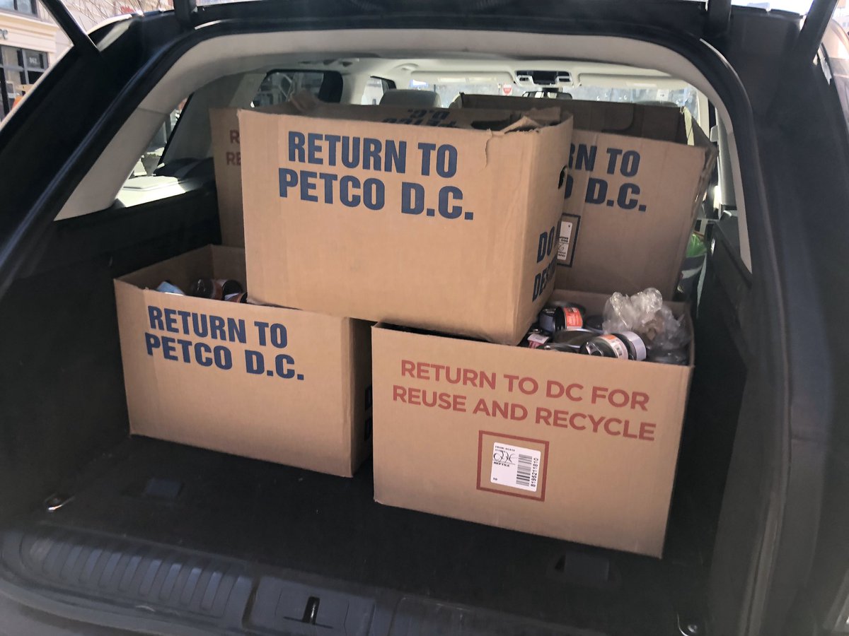 RockandRawhide's tweet photo. Roadie Tom picked up goodies from @petco Union Squ for @bideawee Manhattan (sooo many cans of dog &amp; cat foooood🐶🐱) where he met BUBBLES she needs a home - 1yo, sweet, good w most dogs, has had her own litter so it’s time for BUBBLES to be cared for &amp; loved! 💕 https://t.co/cqmto32RoW