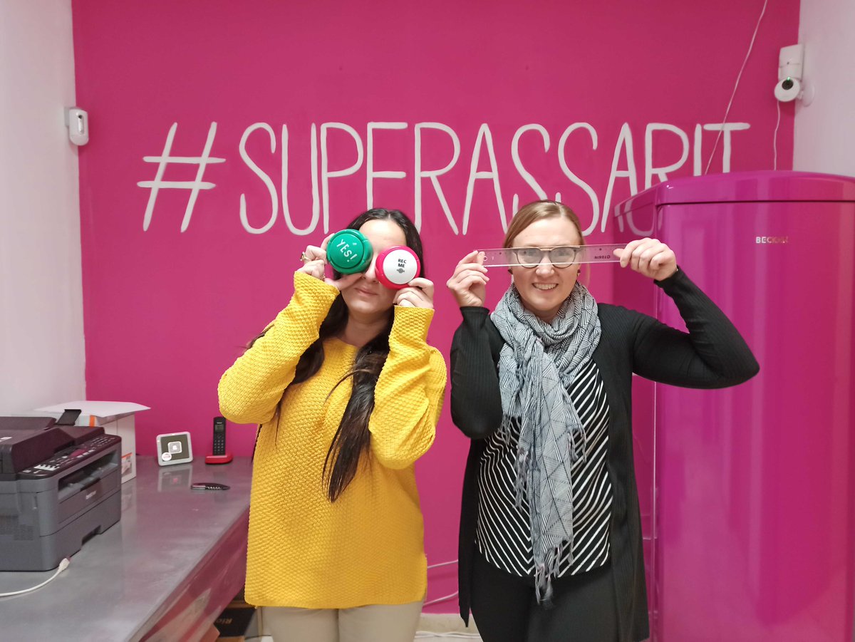 Luottograafikkomme Maria kävi Fugen toimistolla moikkailemassa etätyökavereita. 😊#SuperAssarit #wannadoworldwide #tiimi #graafikko #wannado #officefun #toimistolla <a href="/IrinaViitala/">Irina Viitala</a>