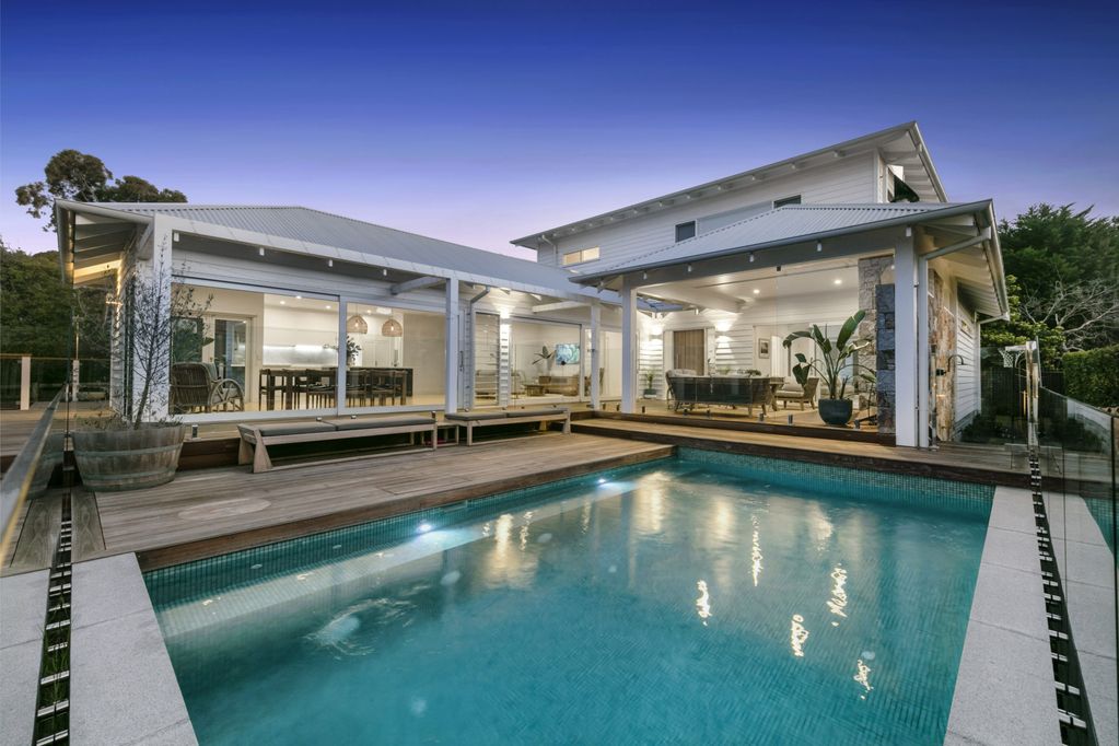 Only a short distance from #MountMarthaBeach, we've found the perfect family paradise for you ✨hmwy.io/FamilyParadise…