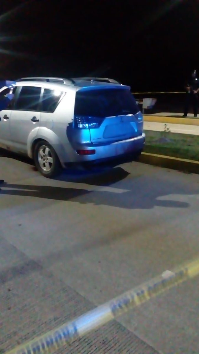 Se reporta hallazgo de una camioneta de lujo color gris abandonada sobre el libramiento #Cardenas a la altura de la UAG. Según informes, en el interior se aprecian tres cuerpos presuntamente ejecutados. Por lo pronto la zona esta acordonada en espera del arribo de la <a href="/FGETabasco/">Fiscalía General de Tabasco</a>.