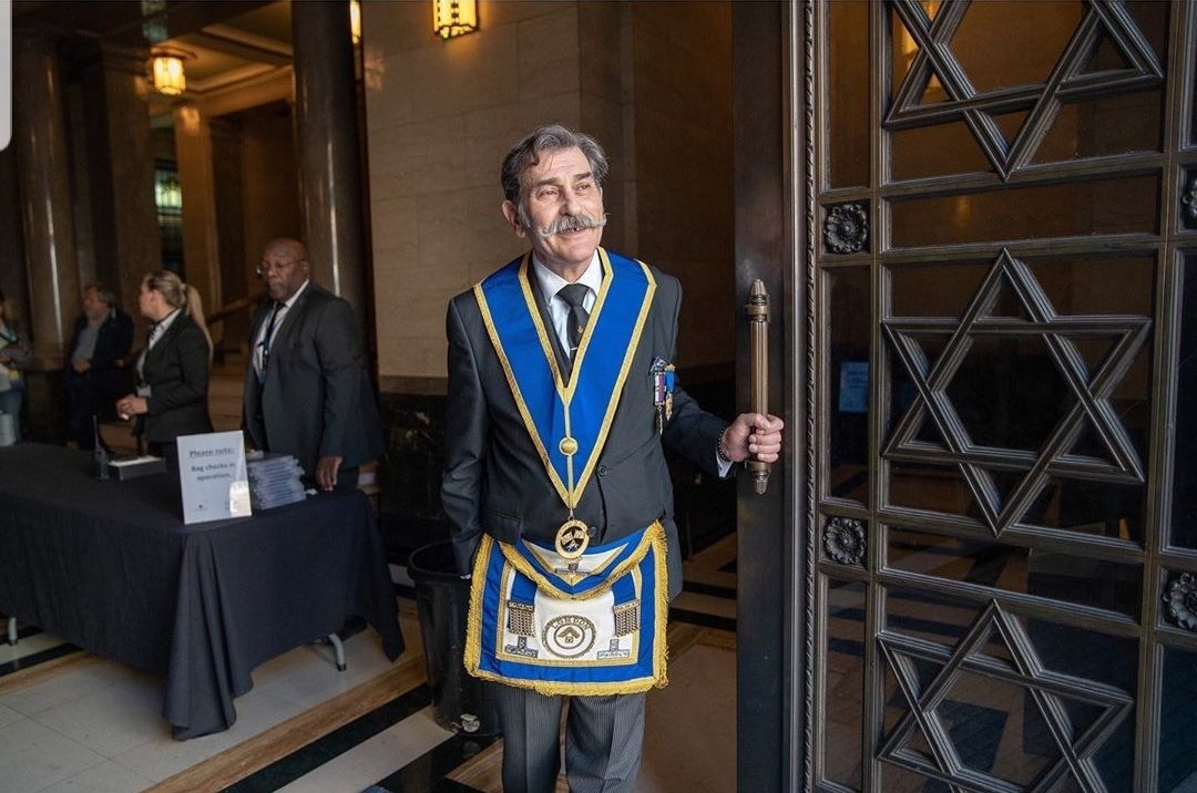 The doors of @freemasonshall have opened for the second day of @openhouselondon!

Pop in for an architectural tour, children’s trail and a look around @museumfreemasonry👌

#brethren #brotherhood #camera #fraternity #freemason #freemasonry #freemasons #grandtemple #historic #hist