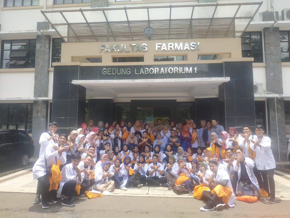 FarmasiUHO's tweet photo. Pasca workshop kosmetik dalam rangkaian kegiatan Goes to Industry bekerjasama dengan @Fmunpad https://t.co/Q7e2FJf6Cl
