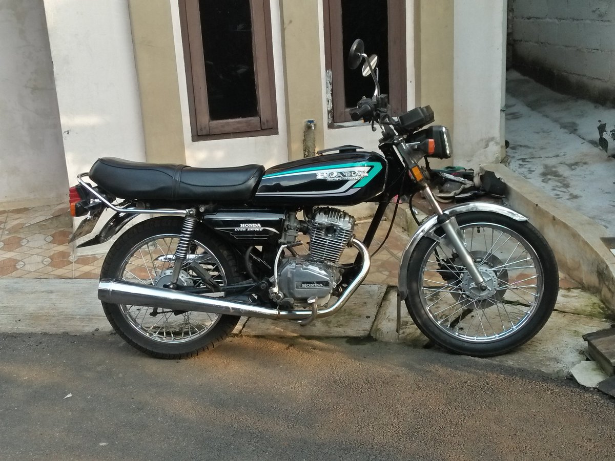 agus_trimaulana's tweet image. ndan @OrenBarat tolong bantu up yg doyan motor tua.
numpang lapak dijual dengan harga 7.750.000 nego alus.
deskripsi ada di foto.
hubungi via wa ke 0857 7044 7066
terima kasih ndan☺