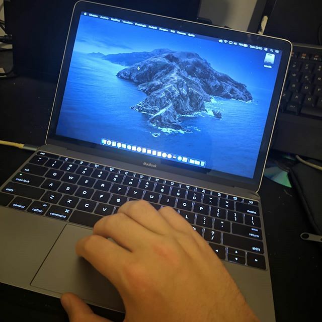 momo1098r's tweet photo. TROPPO PICCOLO QUESTO DISPLAY PER LAVORARCI TUTTO IL GIORNO, TI SI SDOPPIANO GLI OCCHI. OTTIMO PER SVAGO, INADATTO PER ISO LAVORATIVO.
#macbook #apple #pov #pc #laptop #pcspecialist #wee_tech #itechmania #insideapple #appledesign #design #catalina #mountain #applenotebook #m… https://t.co/r8zOKYNGfo