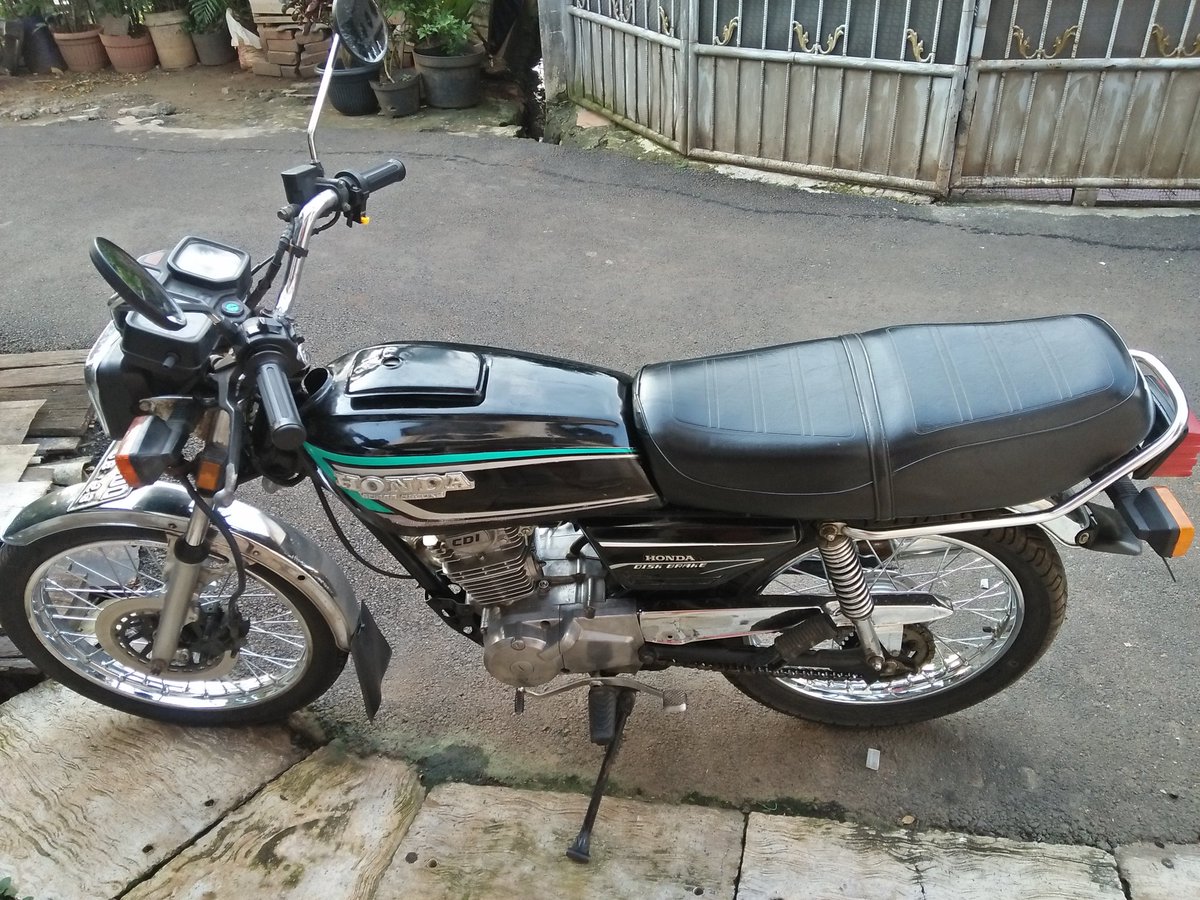 agus_trimaulana's tweet image. ndan @OrenBarat tolong bantu up yg doyan motor tua.
numpang lapak dijual dengan harga 7.750.000 nego alus.
deskripsi ada di foto.
hubungi via wa ke 0857 7044 7066
terima kasih ndan☺