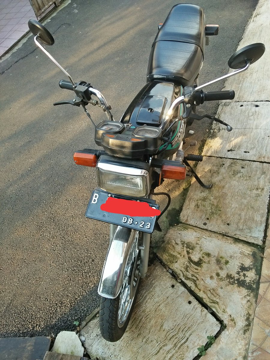 agus_trimaulana's tweet image. ndan @OrenBarat tolong bantu up yg doyan motor tua.
numpang lapak dijual dengan harga 7.750.000 nego alus.
deskripsi ada di foto.
hubungi via wa ke 0857 7044 7066
terima kasih ndan☺