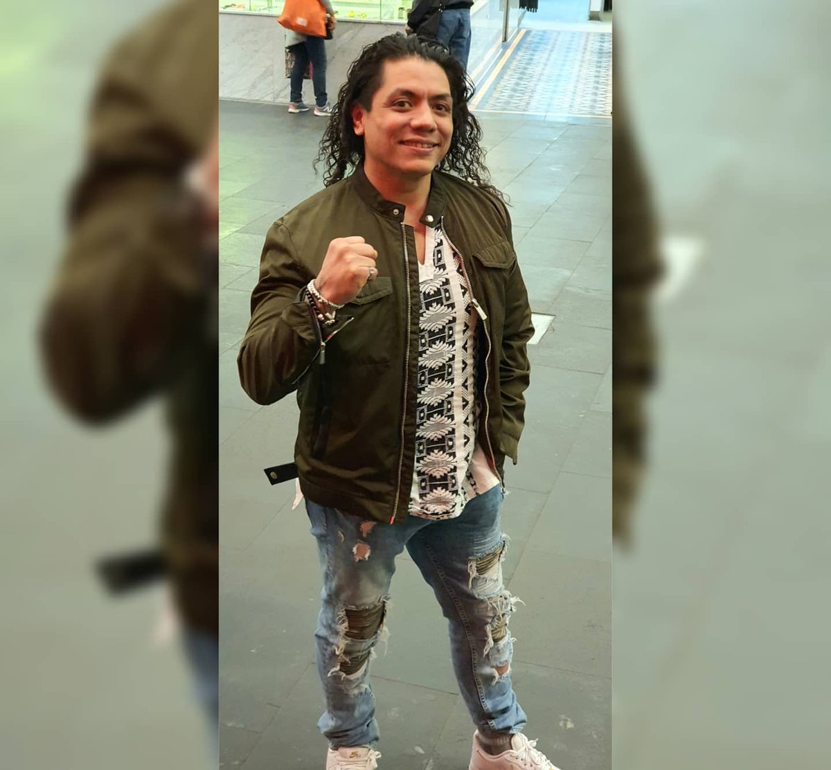 JUVENTUDGUERRE2's tweet photo. Que opinan de la camisa que tengo puesta?
En realidad podria pasar por la #Ultimatendencia , dolcegabbana, gucci, minimo,dsquare ,pero NO es asi¡,. Es una camisa que compre la sem. Pasada en #Chiapas hecha a mano ❌artesanos mexicanos una autentica https://t.co/qU3RVLDPs0 Gusta? https://t.co/kNoVFt4Idy