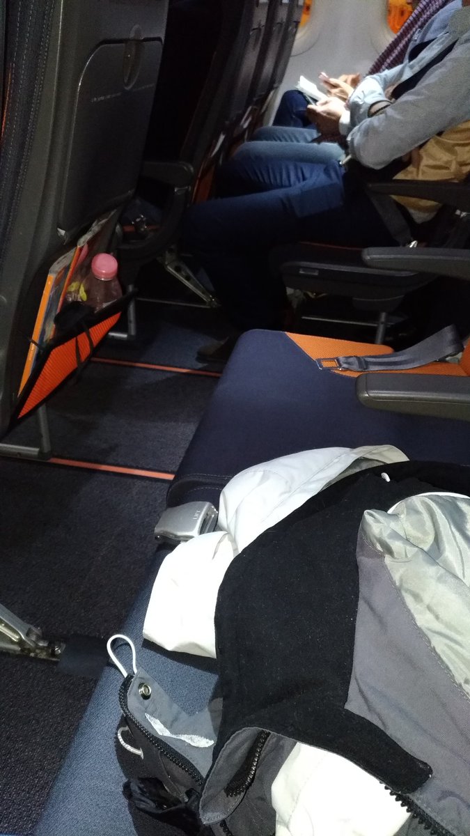 Quand tu prends un easyjet. Que le vol est blindé et que tu as 3 fauteuils rien que pour toi.✈️ #pourtantjaiprisunedouchecematin