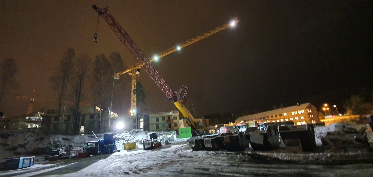HolgerKran's tweet photo. Heute geht mein #Turmdrehkran runter.
500t #Autokran ist klar zu #Demontage. 🙂 https://t.co/KvQVZJnWns
