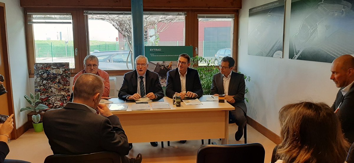 ThomasFLUSIN's tweet photo. Lancement du futur centre de #tri des emballages+fibreux de 40kT à Porte-les-Valence. Rendu possible par la dynamique portée par le @SYTRAD1, le #Syypp et le #sictoba, + soutien @ademe, région @auvergnerhalpes et @citeofrance. Dsp confiée à @Veolia_FR #economiecirculaire https://t.co/FkcEDCW2Pq