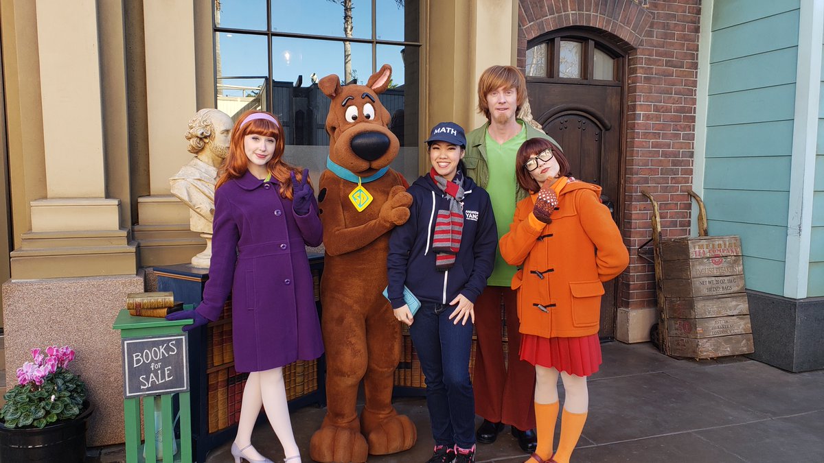 ZaylaaHoops's tweet photo. #Velma asked me if I liked #MATH becuz of my #MATHhat. I informed them what it stands 4 and that it's the opposite of a MAGA hat and that @AndrewYang is running 4 president. I'm so glad I had these candid shots of that moment. #UniversalStudios #ScoobyDoo #YangGang #Yang2020 #UBI https://t.co/amnlWXLatv
