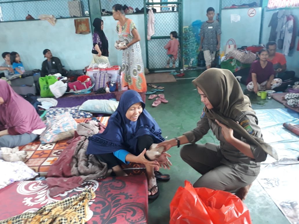 Membantu evakuasi para korban banjir yang ingin melintasi jalan di Total Persada kec. Periuk dan mengantarkan logistik ke Posko bantuan <a href="/Kota_Tangerang/">KOTA TANGERANG</a> #TangerangLIVE #TangerangAYO