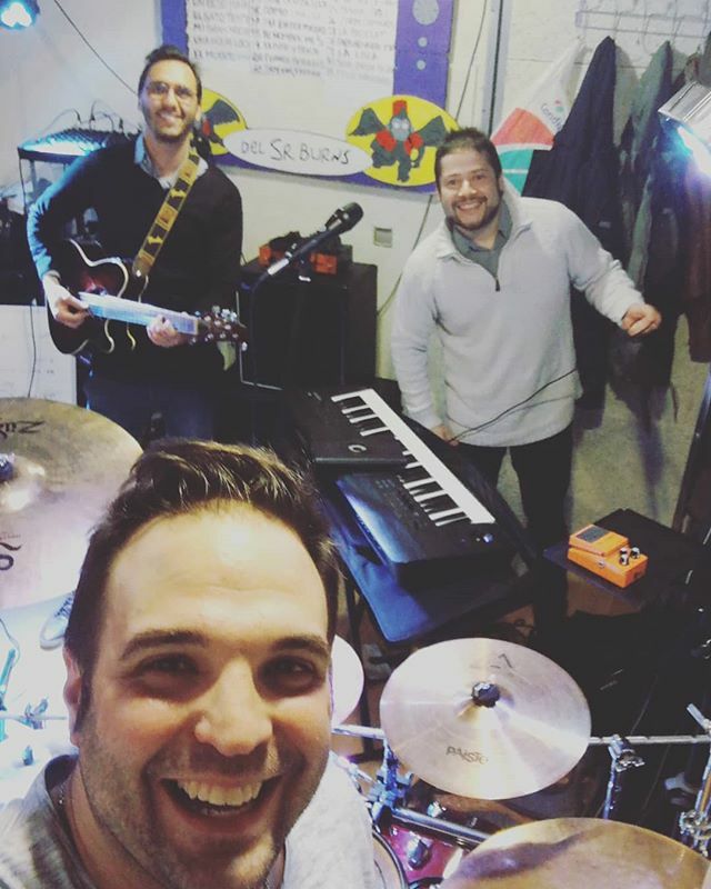 PardoAlexandre's tweet photo. Ensayando con dos grandes @samuelurbanooficial  @placidoherrera se viene nuevo show.... 👍👍👍👍 https://t.co/ZAkvdAgbU5 https://t.co/Sult2tlQIV