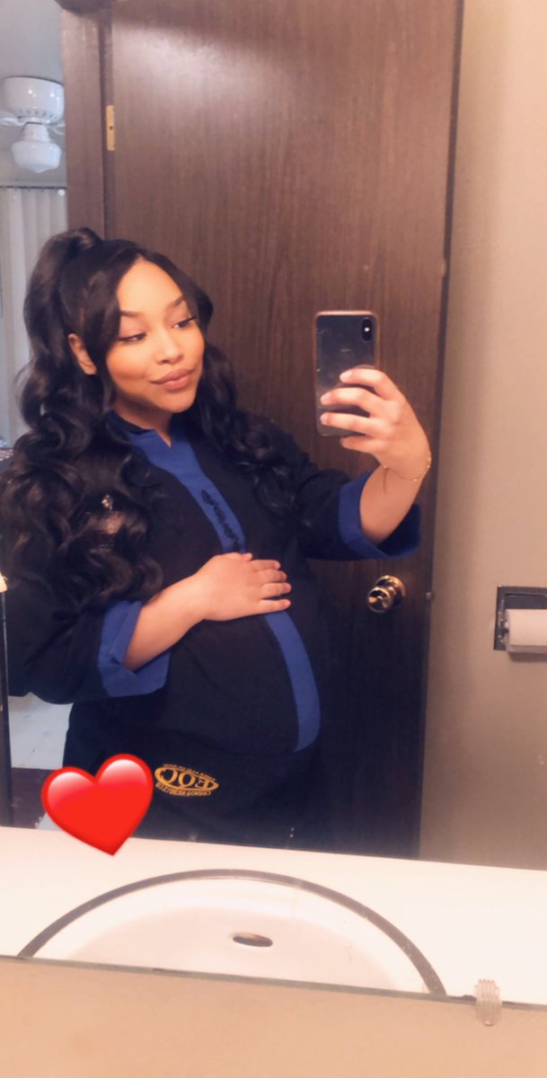 mahoganyb53's tweet photo. Mamma still gotta go get her bag๐คฐ๐ฝ๐ธ #werkflow #33weeks https://t.co/bSbgWzNrLk