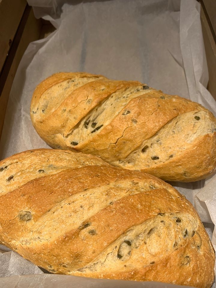 Quiche Brocoli a caws glas/ Broccoli and stilton quiche

Wyau Scots cartref/Homemade Scotch eggs

Bara nionyn/Onion bread

Bara Olewydd/Olive bread

Quiche a rôl selsig cartref/Homemade sausage rolls and Quiches