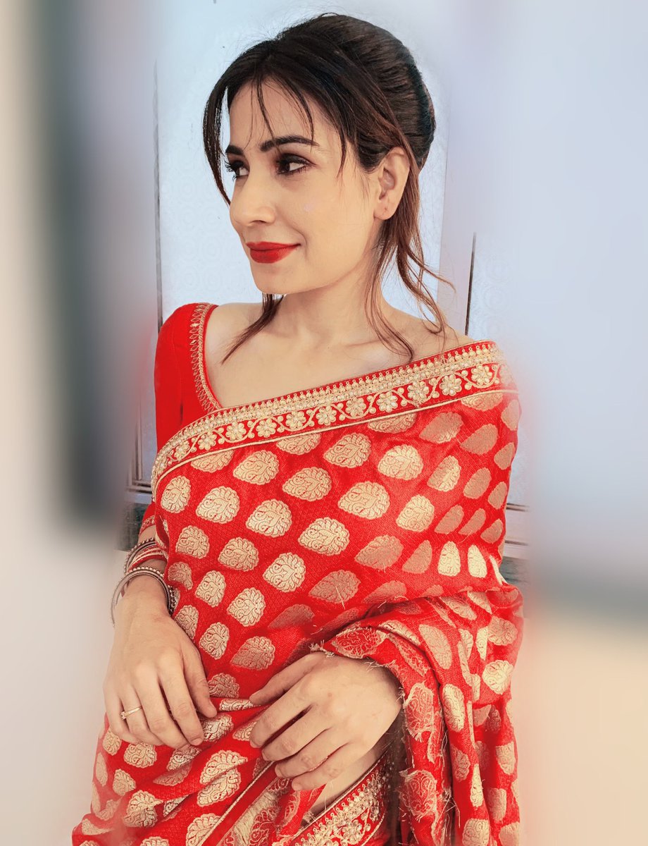 pinkysi26436938's tweet photo. Because I love to wear saree ❤️❤️
.
.
#set #shoot #shootdiaries #red #redlove #redsarre #saree #sareelove #favoriteoutfit #crimealert #dangalchannel #potd #instapic #sareeobsession #pose #clicks #indian #indianoutfit #ethnic #traditional #shootmode #shooting #set #resemblence https://t.co/UhqS27GR26