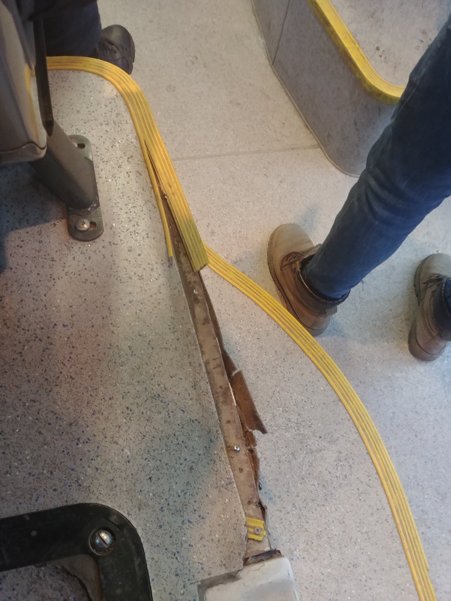 edis3833's tweet photo. @TrabzonBelTr en iyi tamirat bakımdır. Araçlarımızın bakımını yapalım. @baskanzorluoglu https://t.co/N96FeCvwCJ