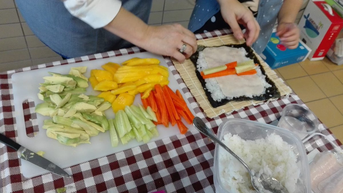 CeipMargaritaSa's tweet photo. Gracias a las mamás y papás de segundo por habernos deleitado con unas recetas deliciosas y aplicar así lo aprendido en clase. #ProyectoLeescribo #InnovaCyL @AmpaMargarita @educacyl @Hoy_Libro @cfievalladolid https://t.co/Wfi8gFP9OU