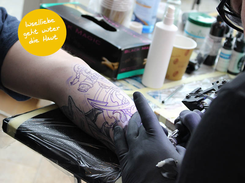 Das dritte Tattoo-Wochenende auf #Wangerooge findet am 21. + 22.02.2020 statt. Ihr habt dort die Möglichkeit Euch ein Insel-Souvenir für die Ewigkeit stechen zu lassen und das auch noch mit Blick aufs Meer. Seid Ihr dabei, oder habt Ihr schon eins? ow.ly/B1K350y8OhQ