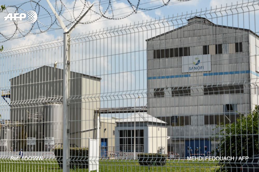 afpfr's tweet photo. [A LA UNE A 8H] Après plus de trois années d'enquête, les juges chargés de l'enquête sur la commercialisation de l'anti-épileptique #Dépakine ont mis Sanofi en examen pour "tromperie aggravée et "blessures involontaires", a annoncé le groupe pharmaceutique hier soir. (4/5) #AFP https://t.co/h5vMKO3GIa