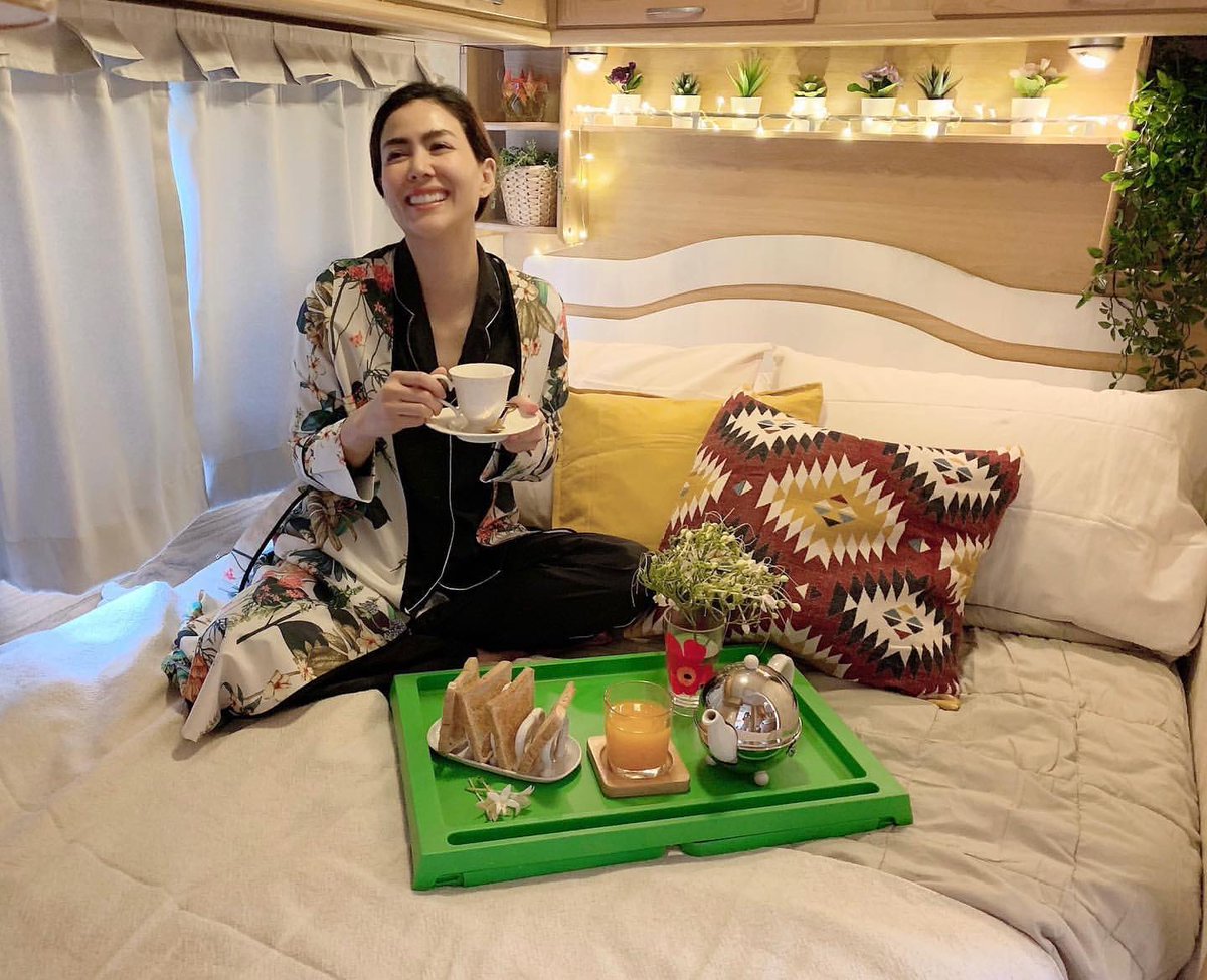 สวัสดีวันอังคาร😆🤗💗✨ Keep calm and countdown to vacation peeps!! 😆✌🏼🤗🌈🦄💕😊✨ #haveagreatday @theescapegarden