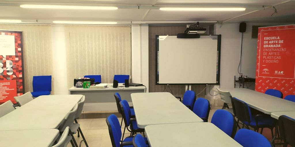 Todo listo para recibir esta mañana a los asistentes al segundo día de la Semana del Diseño en #Granada, organizada por la @EAG_oficial