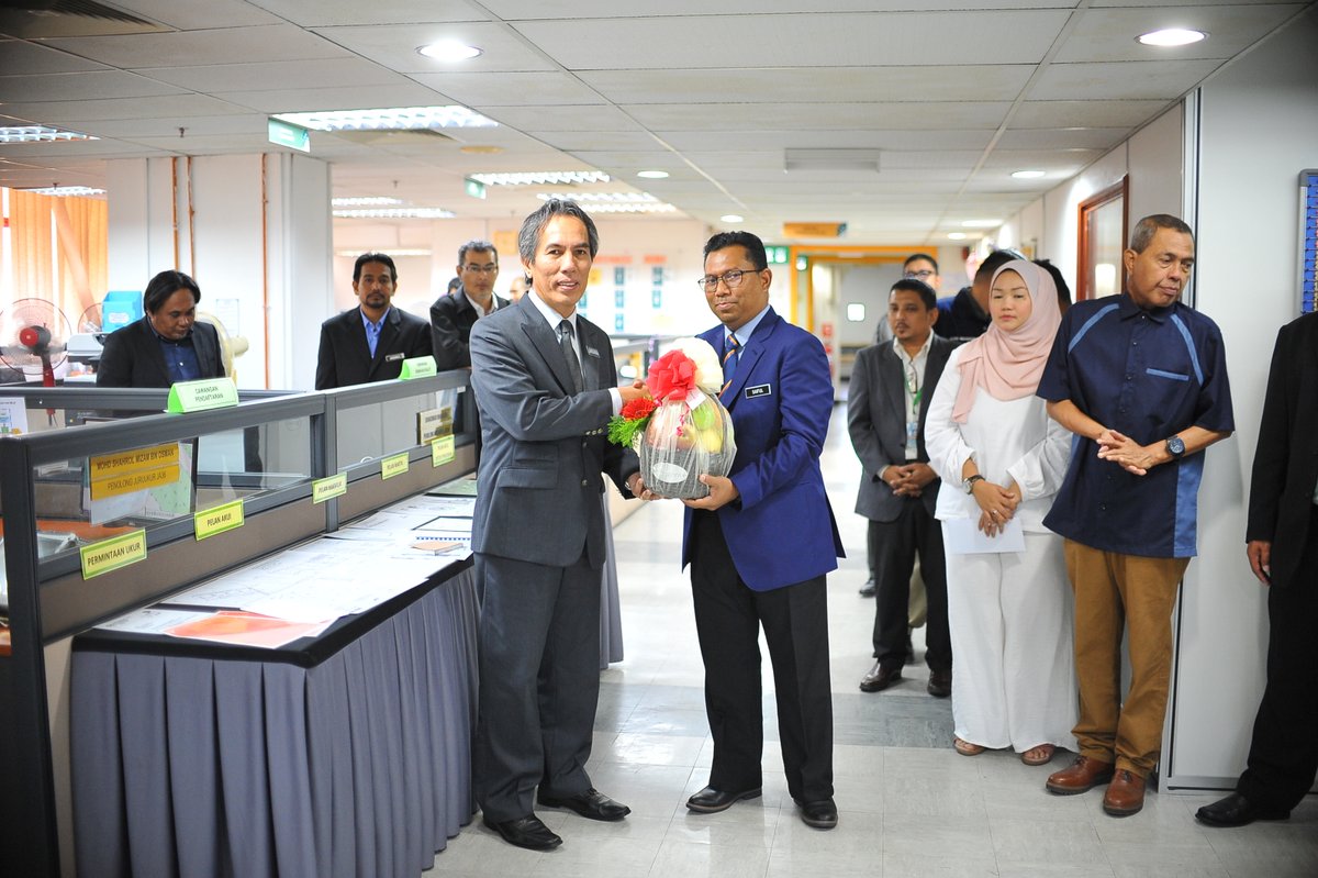jupem_my's tweet photo. Sesi "Walkabout" oleh YBhg. Dato' Sr Dr. Azhari bin Mohamed, Ketua Pengarah Ukur dan Pemetaan Malaysia ke JUPEM Wilayah Persekutuan Kuala Lumpur/Putrajaya telah diadakan di Tingkat 3 &amp; 4, Wisma JUPEM pada 4 Februari 2020 (Selasa).

#walkabout
#KPUP
#JUPEMWPKL_Putrajaya https://t.co/KtSSjnB7W1