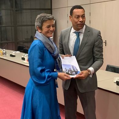 Gisterenavond, namens de VNG, een exemplaar van de ‘Principles for a digital society’ aan Eurocommissaris <a href="/vestager/">Margrethe Vestager</a> overhandigd. Onder andere gesproken over belang van een duidelijke mening van de lokale overheid -en van alle gemeenten in NL- waar het Digitale Samenleving betreft