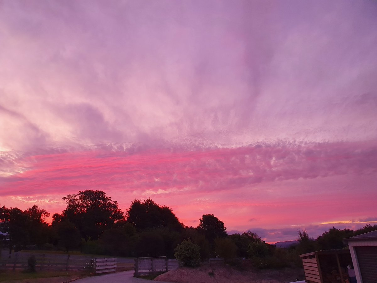 Sunset clouds.from 3/2/202.  Only a few mins apart. Nice ! <a href="/WeatherWatchNZ/">WeatherWatch.co.nz</a>