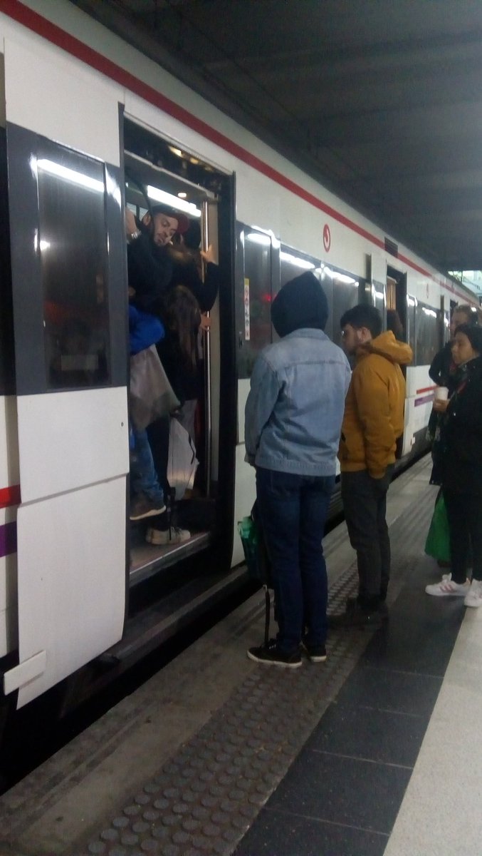 HartitaD's tweet photo. Esto es @CercaniasMadrid  todas las puñeteras mañanas. 12 minutos esperando el tren. Mientras tanto, en dirección contraria que no hay casi viajeros, han pasado 3 trenes. Algo tenemos que hacer con esta empresa desastrosa. Boicot a Renfe! https://t.co/ddcpz6xaiZ