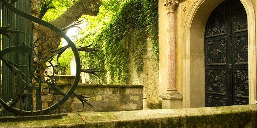 Calades au sol, niches en façades, #Avignon et ses rues typiques vous feront tourner la tête. De la mythique rue des Teinturiers à la médiévale rue Peyrolerie, l’histoire est au coin… de la rue ! #avignontourisme #provence #guide