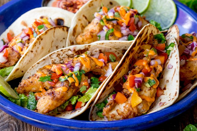 Crispy fish tacos - fish coated in buttermilk and a delicious crispy batter, before being piled into toasted tortillas and topped with fresh pico de gallo.  🌮😋
kitchensanctuary.com/crispy-fish-ta…
#TacoTuesday #fishtaco #Mexicanstreetfood