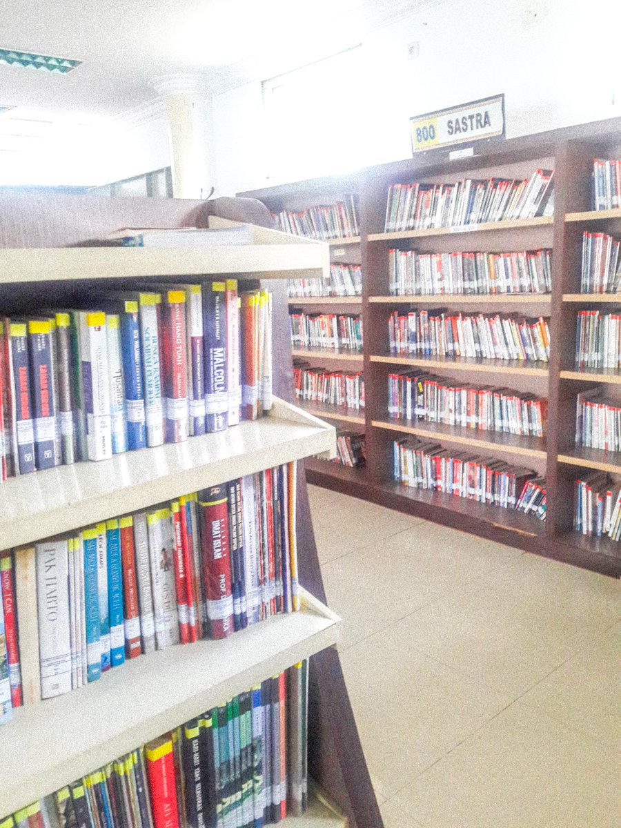 nrjayanti's tweet photo. Dari sejak perpusnya berdiri tahun 2010 yg di datengin pasti rak ini, rak paling ujung, rak yg isinya novel semua, rak yg bikin aku mantengin seri nya ulysses moore yg belum tamat sampe sekarang  :)) https://t.co/xVnvQnM2BI