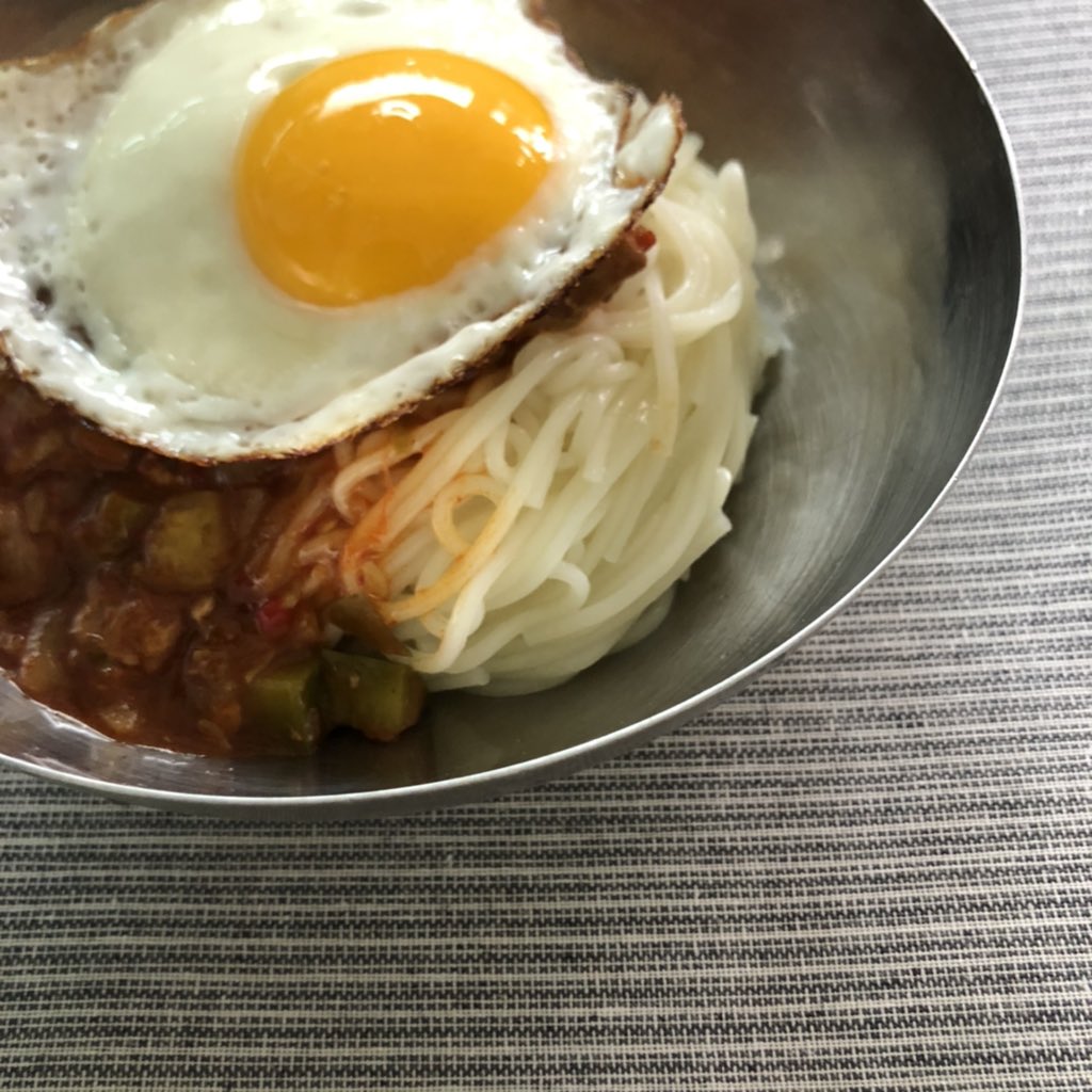 몇년전에 무슨 프로에 나온 이후로 저희집에서 자주 해먹는 레시피인데 생각보다 유명하질 않아서 써봅니당 이건 붉은짜장이라는건데요 고추기름에 두반장 야채 고기가 들어가고 밥이나 면에 비벼먹어요 매콤달달하고 아주 맛있습니다 .. 채식으로도 응용 가능해요 레시피는 타래로