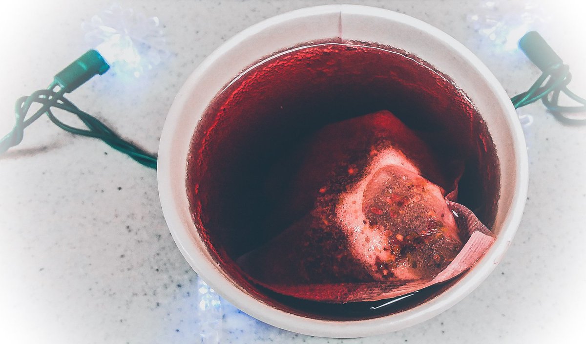 journalismgoals's tweet photo. ☕💕 #cheap #cup #togocup #tea #blueberry #flavor #fruit #expensive #quote #red #pretty #teabag #lights #snowflakes #pretty #blue #decor #dormroom #college #universityofidaho #moscowidaho #idahome #campus #collegelife #nightlife #relax #monday #counter #photography #love https://t.co/RezHrD2zSf