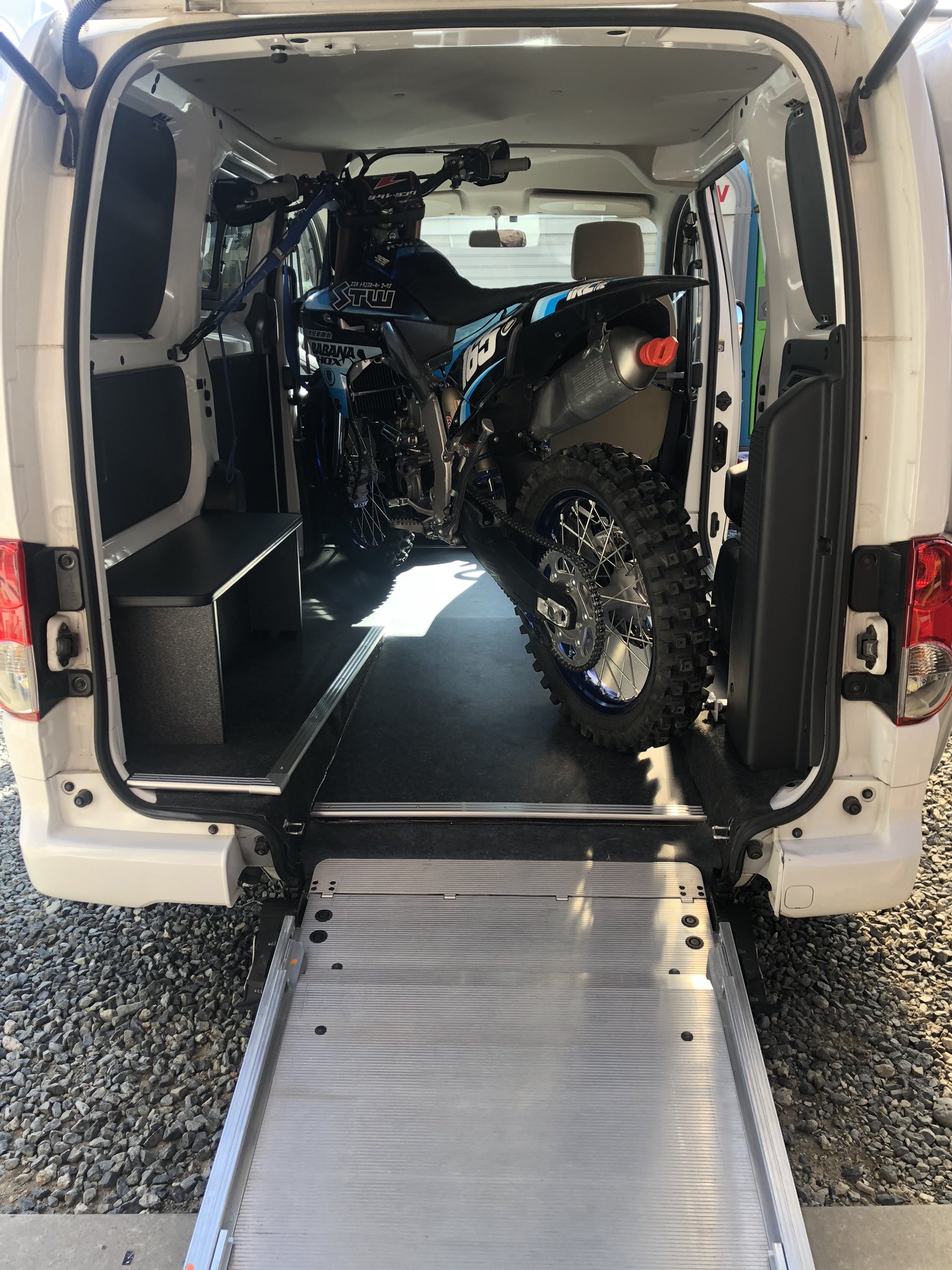 Stw トランポ中古車完成しました W Nv0バネット 車椅子移動車ベース 走行距離6千km 内外装極上美車 オーテック純正スロープ付 床面傾斜とワイドスロープで女性でもバイク積載楽々です W 車両価格125万円税抜 Dm又は090 10 2923まで T
