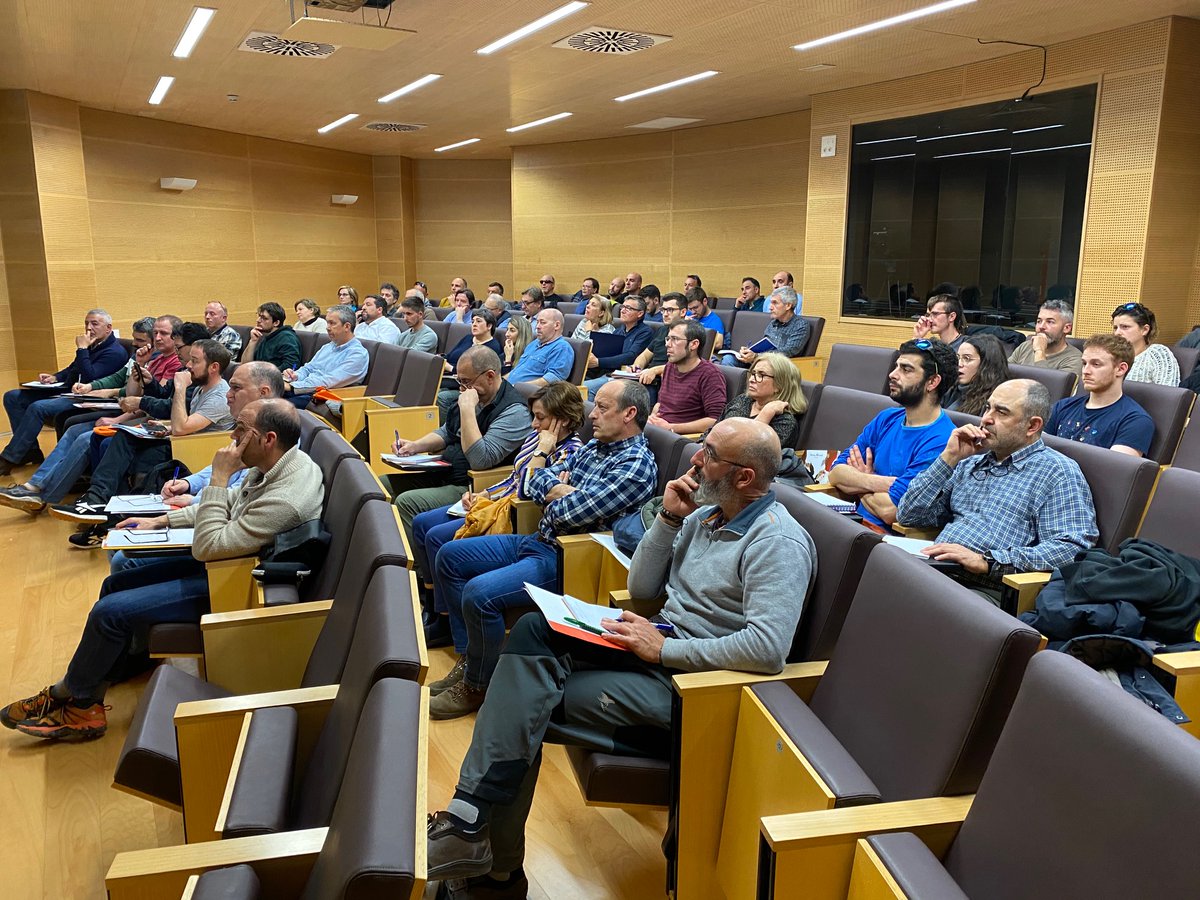 CITAAragon's tweet photo. Sergi García, investigador de la Unidad de Recursos Forestales del CITA, explicó ayer la gestión del riego en truficultura en el VI Curso de Truficultura Práctica de Mora de Rubielos organizado por @uvteruel Fundación Antonio Gargallo y #ATRUTER
#trufa
#InvestigaAragón
@GobAragon https://t.co/WOjbjSNQFl