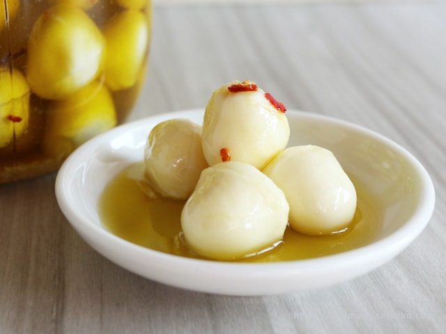 コストコ節子 モッツァレラのオリーブオイル漬けに使ったソルレオーネのパールモッツァレラチーズはイタリアからの輸入品 1個当たり5gでたっぷり1kg入ってます 冷凍での販売なので長期保存できて超便利 常温で1 2時間 冷蔵で15 時間で食べごろ