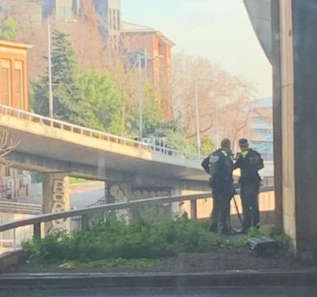 saviscatalans's tweet photo. Aquí teniu els "companys" amb el radar mòbil a la C-16 a l'altura de la Ronda de dalt a la sortida dels Vallvidrera entrant a Barcelona per la Via Augusta. #camacus https://t.co/IgchGTavEQ