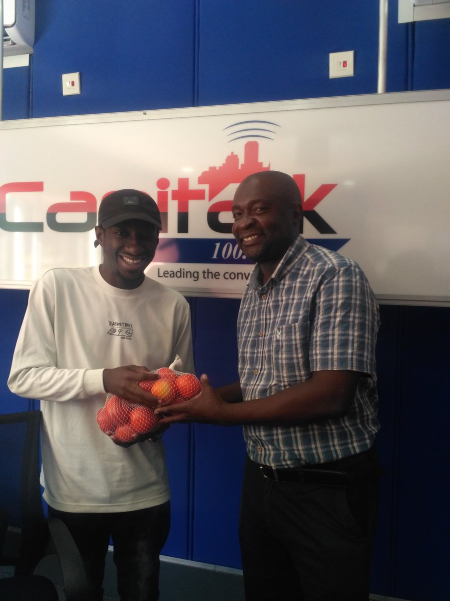 #GardenTalk

Mr. Moyo came bearing gifts! 🤗
Fresh produce farmed using the green house method

#HararesHeartBeat