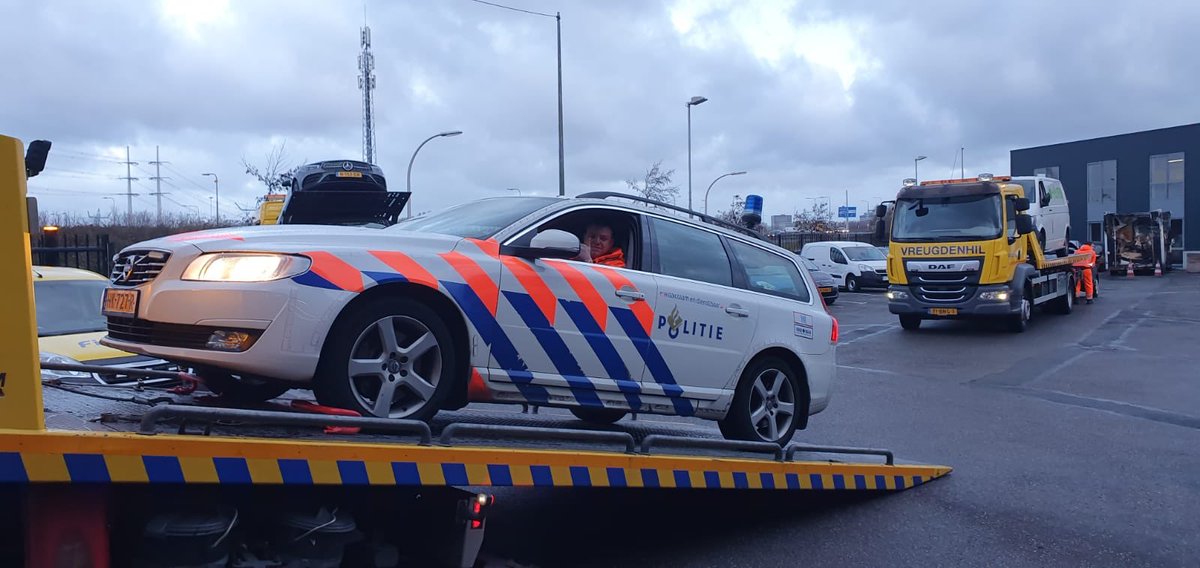 Prima samenwerking met @POL_TVDH en <a href="/Vreugdenhil_/">Vreugdenhil Berging</a> na afhandeling ongeval op de A4 de Volvo met pech aanrijding met letsel in de wacht stappen jullie maar bij de collega’s in wij nemen de volvo mee van de vluchtstrook zodat Politietakel veilig kon laden bij ons op depot