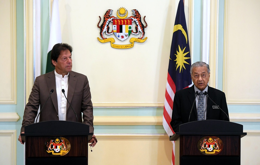 Nawaiwaqt_'s tweet image. مشترکہ پریس کانفرنس ،پاکستان اور ملائیشیا کےدرمیان معاشی تعلقات اہم ہیں:  مہاتیر محمد
nawaiwaqt.com.pk/04-Feb-2020/11…
#Putrajaya #Pakistan #Compensate  #Malaysia #Buying #PalmOil #MahathirMohamad #ImranKhan @chedetofficial @MoIB_Official @pid_gov #Pakistan