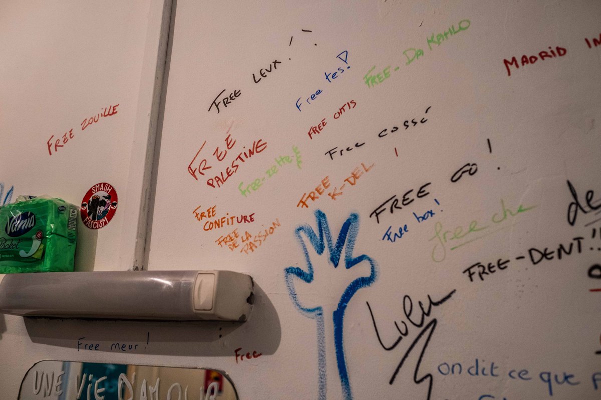 ChezJosette's tweet photo. Pendant ce temps-là, un cadavre exquis dans les toilettes de @ChezJosette 

#NosAdhérentEsOntDuTalent

Poke @Graffitivre @larueourien1 https://t.co/S1MsxlOElW
