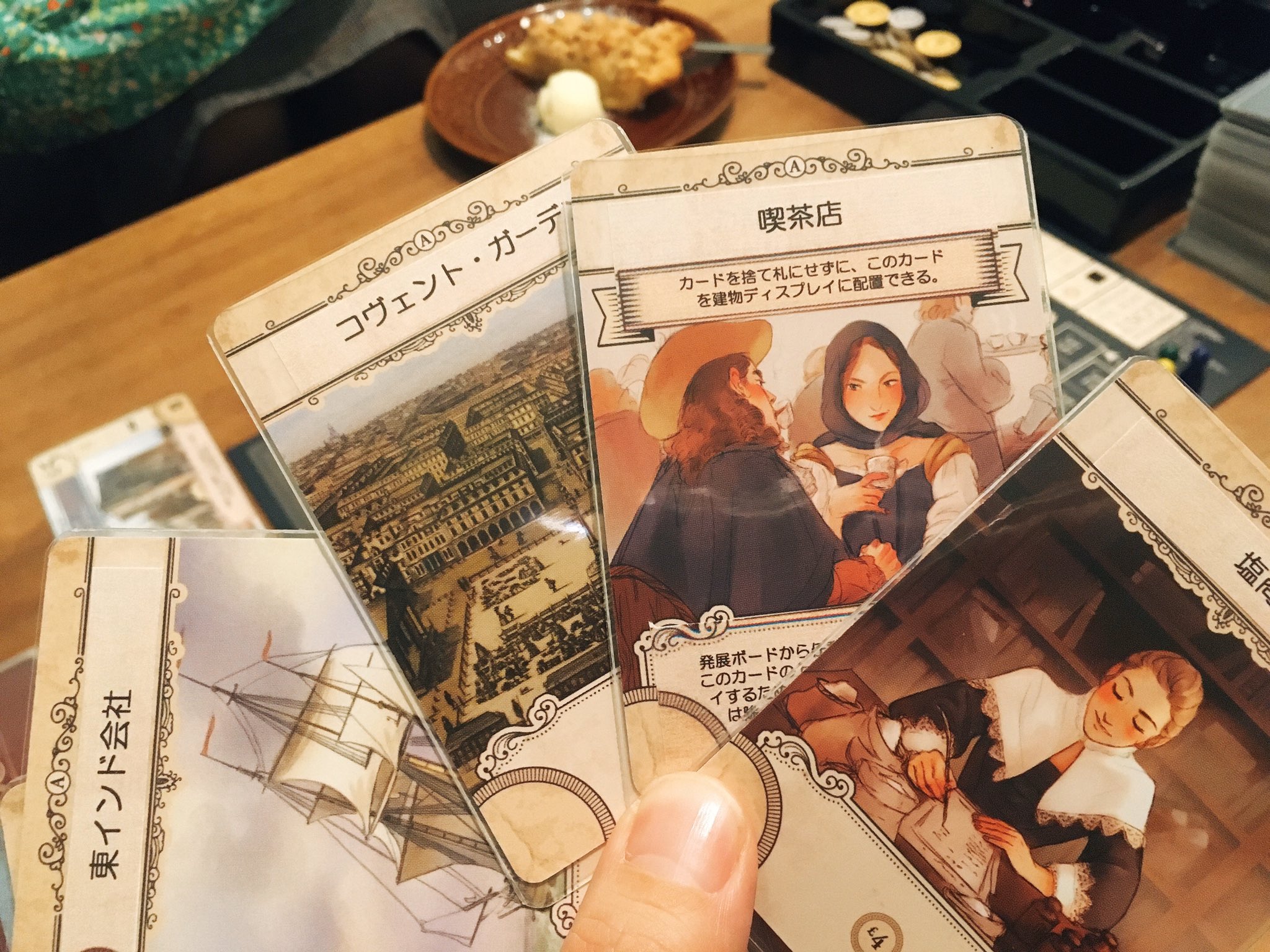 Kana ロンドン第二版 火事で焼けたロンドンに建物を建てて復興させるゲーム 建物カードをだし得点を稼ぐハンドマネジメント ワレスらしく借金ありのカツカツゲーだけど上手くコンボしたら最高に楽しい Bgg7 7なだけある カード絵がとにかく綺麗で
